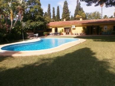 Chalet con 5 dormitorios se vende en Marbella, Costa del Sol
