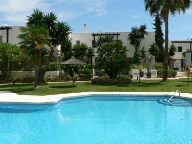 Apartamento con 2 dormitorios se vende en Marbella, Costa del Sol