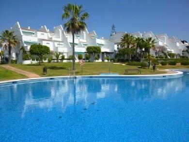 Apartamento con 3 dormitorios se vende en Marbella, Costa del Sol