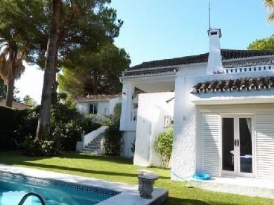 Chalet con 4 dormitorios se vende en Marbella, Costa del Sol