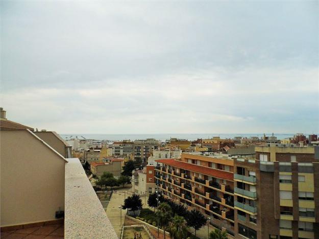 Ático de 4 dormitorios con terraza de 100m2 y vistas al mar