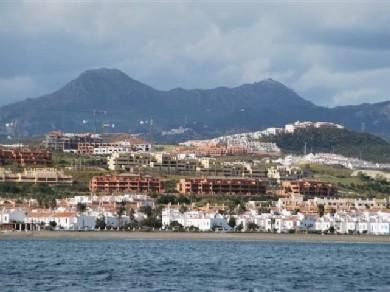 Adosado con 4 dormitorios se vende en Casares Costa, Costa del Sol