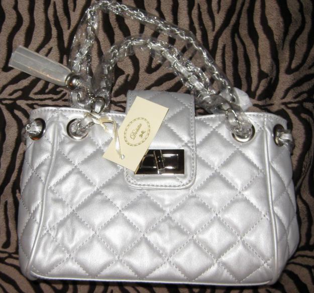 Bolso de piel gris perla.