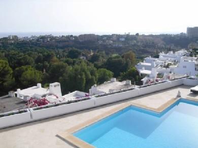Chalet con 4 dormitorios se vende en Marbella, Costa del Sol