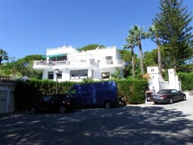 Chalet con 5 dormitorios se vende en Marbella, Costa del Sol