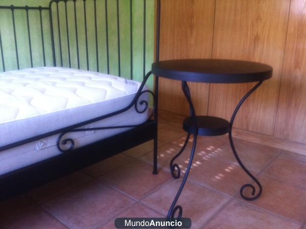 Vendo cama y mesita