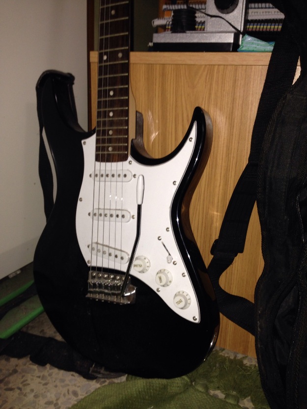 Se vende guitarra eléctrica y amplificador + funda