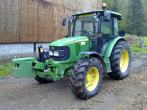 Tractor normal John Deere Modèle 5820 Año 2006