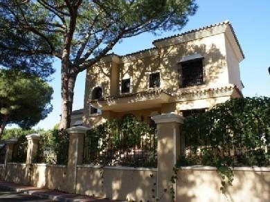 Chalet con 4 dormitorios se vende en Marbella, Costa del Sol