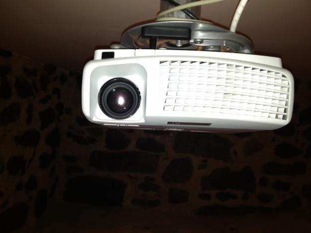 vendo proyector + pantalla electrica