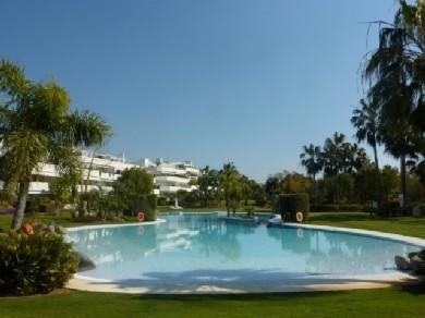 Apartamento con 2 dormitorios se vende en Marbella, Costa del Sol