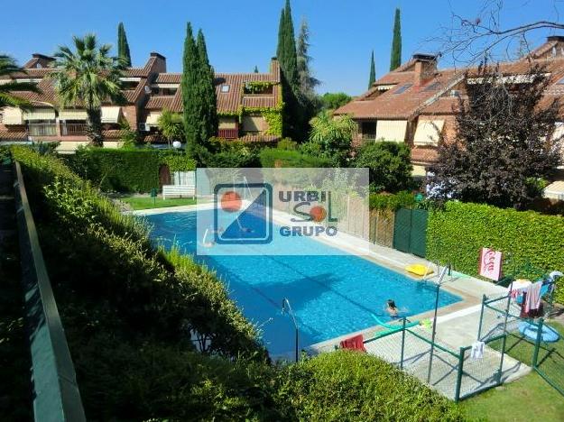 Chalet adosado en urbanización cerrada con piscina en la zona de la estación de cercanías RENFE de Majadahonda