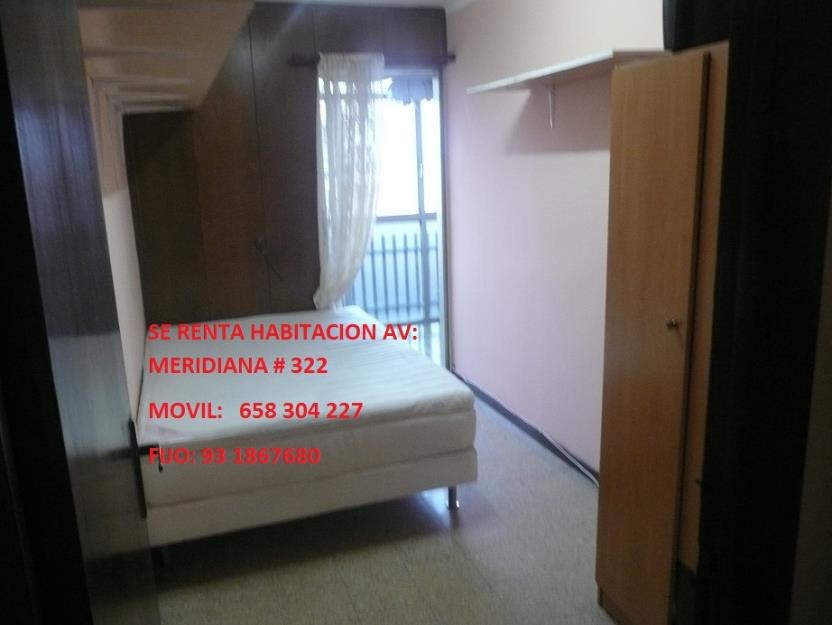 Buscamos compañera  de piso.Es una habitación grande con cama de matrimonio.