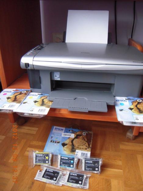 Vendo impresora con escáner y ocho cartuchos de tinta.