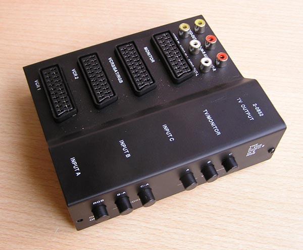 Commutador audio / video con entradas euroconector y RCA caja metalica