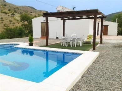 Chalet con 3 dormitorios se vende en Alora