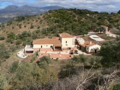 Chalet con 4 dormitorios se vende en Colmenar, Axarquia