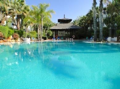 Apartamento con 2 dormitorios se vende en Marbella, Costa del Sol