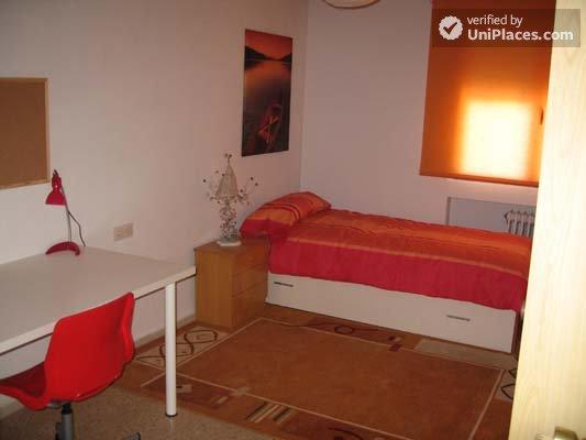 Rooms available - 4-bedroom apartment facing the river in Puerta del Ángel