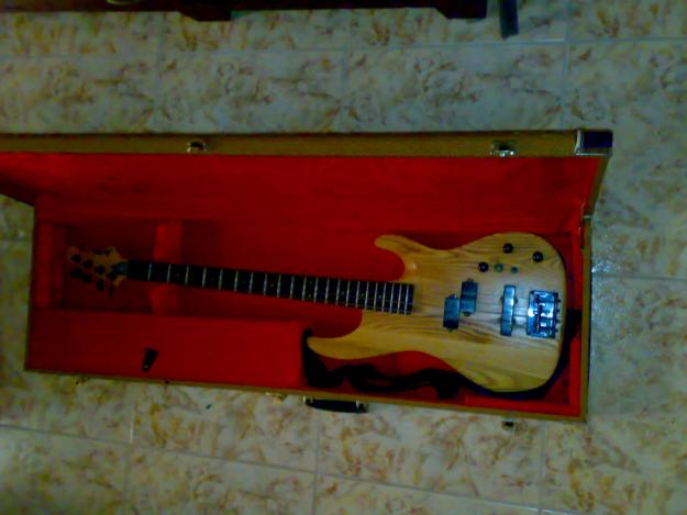 Vendo Bajo Aria Pro II Magna series, con estruche rigido y plus de multiefectos Korg AX1B