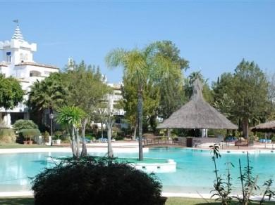 Apartamento con 2 dormitorios se vende en Marbella, Costa del Sol