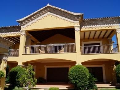 Chalet con 4 dormitorios se vende en Marbella, Costa del Sol