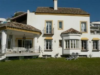 Chalet con 7 dormitorios se vende en Estepona, Costa del Sol
