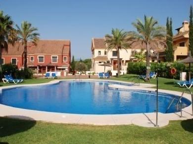 Adosado con 3 dormitorios se vende en Marbella, Costa del Sol