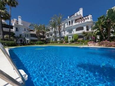 Apartamento Planta Baja con 3 dormitorios se vende en Marbella, Costa del Sol