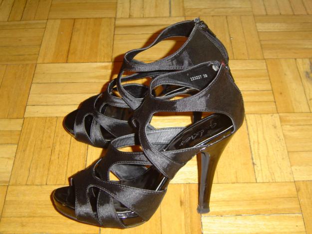 sandalias de tacon alto con plataforma,color negras muy elegantes.