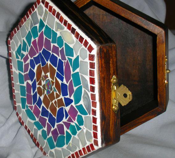 ARTESANIA CON MOSAICOS EN CAJAS DE MADERA