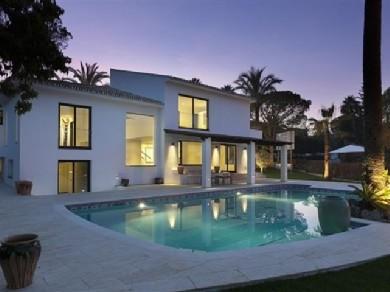 Chalet con 4 dormitorios se vende en Marbella, Costa del Sol