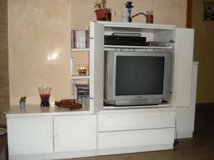 VENDO MUEBLE COMEDOR + VITRINA + ESTANTERIA