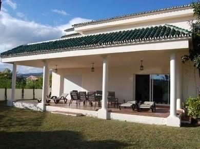 Chalet con 5 dormitorios se vende en Marbella, Costa del Sol