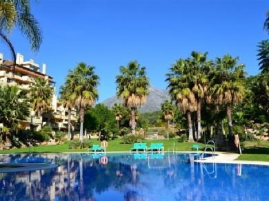 Apartamento con 2 dormitorios se vende en Marbella, Costa del Sol