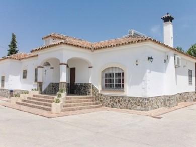 Chalet con 4 dormitorios se vende en Alhaurin el Grande