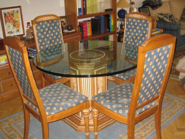 CONJUNTO MESA COMEDOR REDONDA Y CUATRO SILLAS