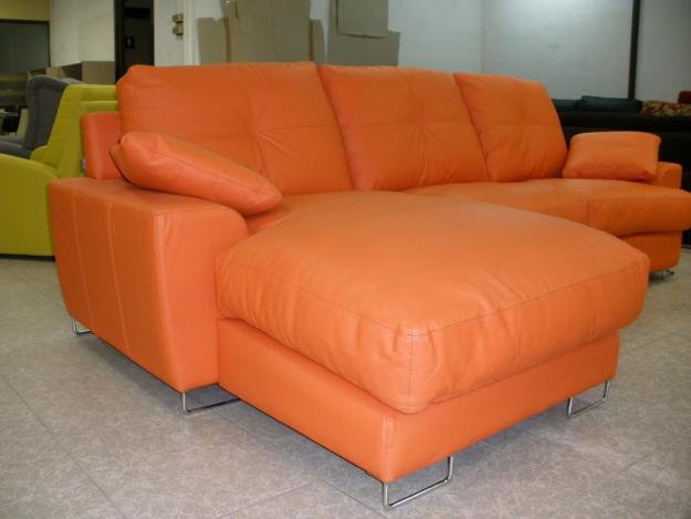 SOFA CHAISELONGUE EN PIEL NARANJA. GRAN CHOLLO