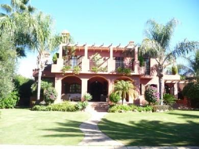 Chalet con 4 dormitorios se vende en Marbella, Costa del Sol