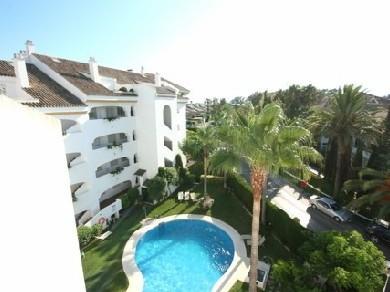 Apartamento con 3 dormitorios se vende en Marbella, Costa del Sol