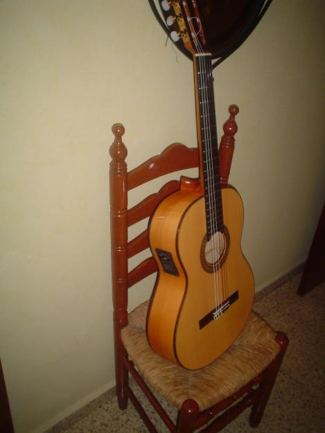 Vendo guitarra flamenca de ciprés amplificada !!!