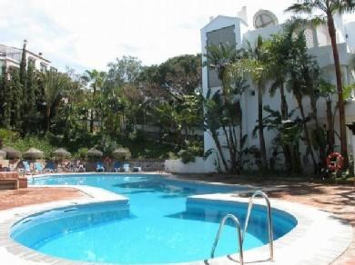 Apartamento con 2 dormitorios se vende en Marbella, Costa del Sol