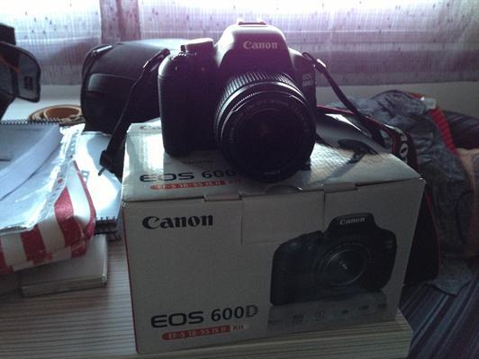 Canon EOS 600D con objetivo EF-S 18-55 mm IS II