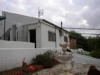 Chalet con 2 dormitorios se vende en Alora