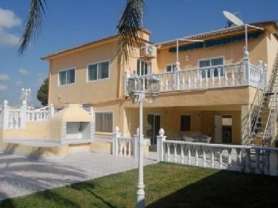 Chalet con 6 dormitorios se vende en Dehesa de Campoamor