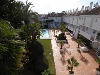 Apartamento con 2 dormitorios se vende en Marbella, Costa del Sol