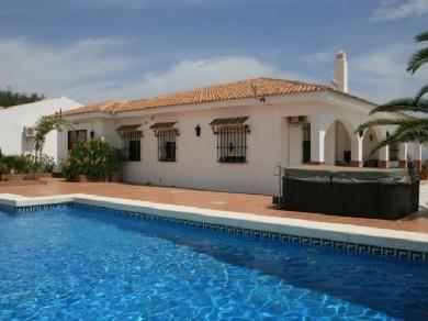 Chalet con 5 dormitorios se vende en Guaro