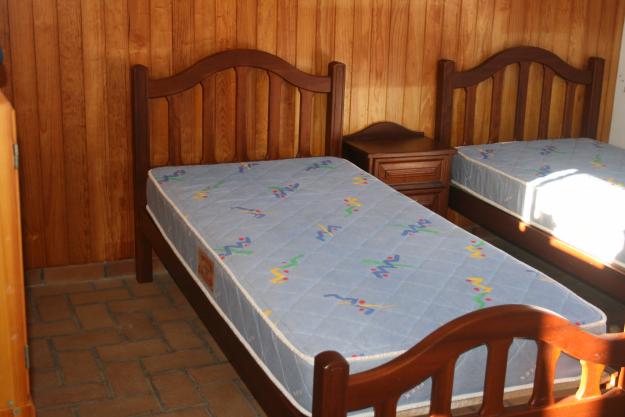 2 camas individuales y mesilla de morera maciza
