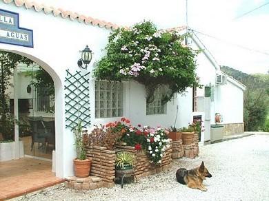 Chalet con 4 dormitorios se vende en Alora