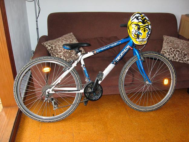 Mountain Bike infantil + casco + gancho pared